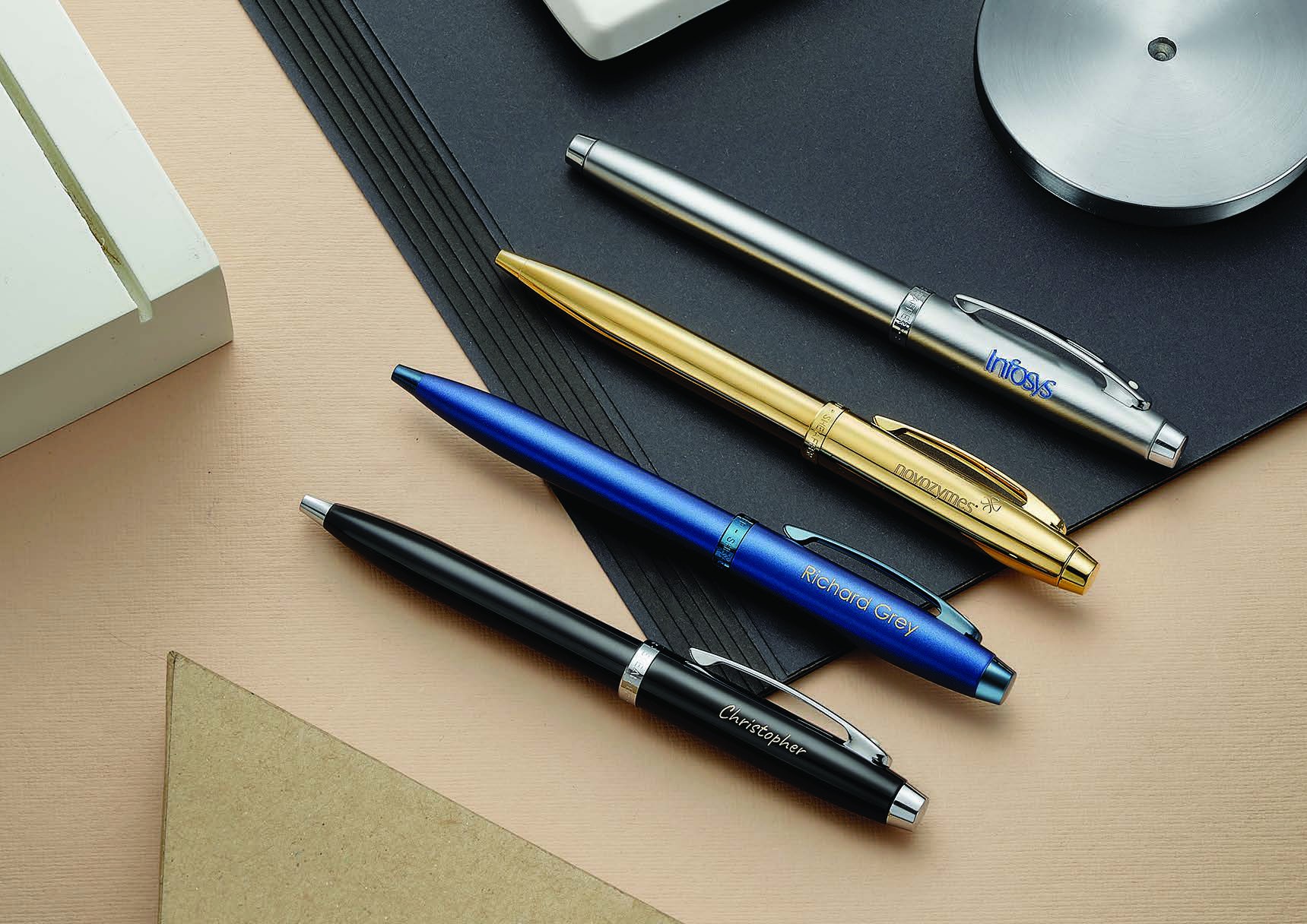 Sheaffer olovke sa imenima i logotipima na radnom stolu