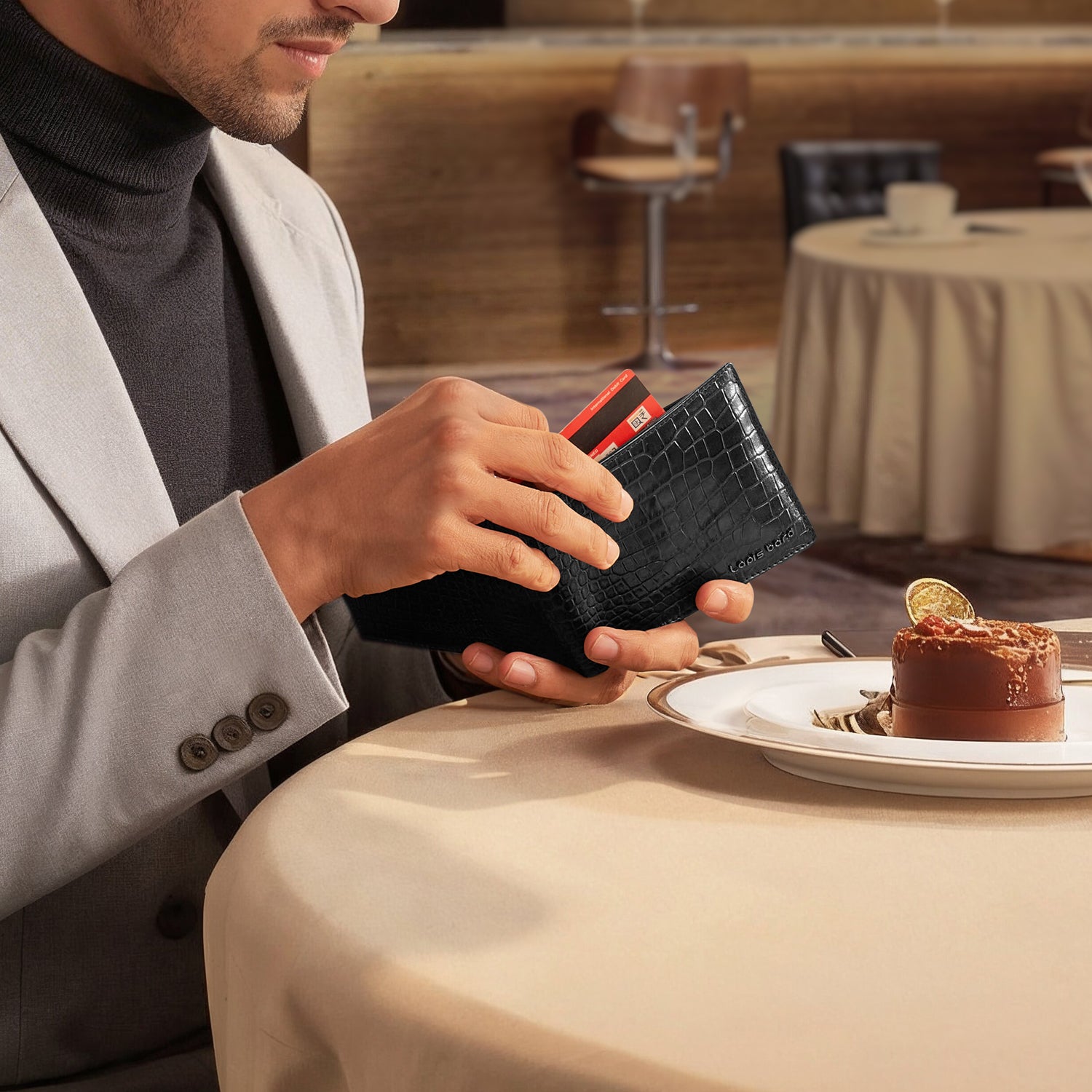 Lapis Bard Mandeville Noir crni kožni novčanik u restoranskom ambijentu